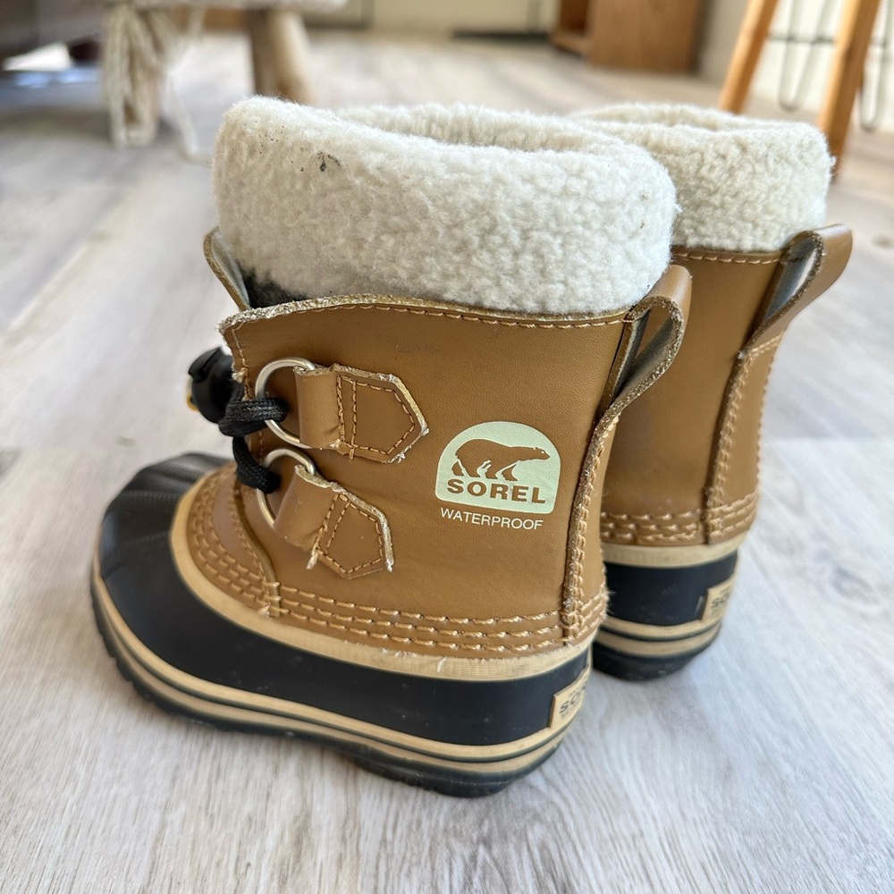 Kids Sorel waterproof boots size 8
